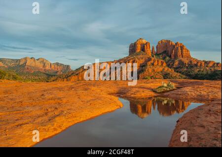 Cathedral Rock se reflète dans la flaque de l'eau près de Sedona, Arizona, États-Unis. Banque D'Images