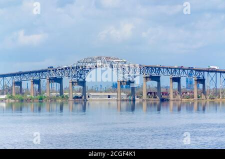 La circulation passe au-dessus du pont de la rivière Calcasieu, officiellement nommé pont de la Seconde Guerre mondiale du Mémorial de la Louisiane, le 9 septembre 2020, à Lake Charles, en Louisiane. Banque D'Images