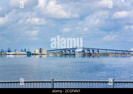 La circulation passe au-dessus du pont de la rivière Calcasieu, officiellement nommé pont de la Seconde Guerre mondiale du Mémorial de la Louisiane, le 9 septembre 2020, à Lake Charles, en Louisiane. Banque D'Images