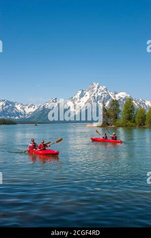 Les gens font du kayak à Coulter Bay, sur le lac Jackson, dans le parc national de Grand Teton, Wyoming, aux États-Unis. Banque D'Images