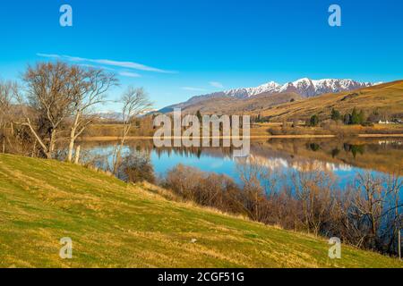 Lac Hayes sur un ciel bleu clair, magnifique reflet de l'eau, Frankton, Lac Hayes Nouvelle-zélande Banque D'Images