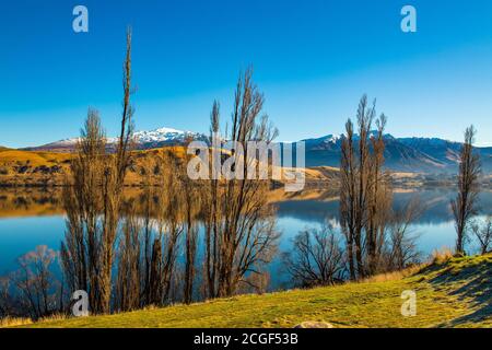 Lac Hayes sur un ciel bleu clair, magnifique reflet de l'eau, Frankton, Lac Hayes Nouvelle-zélande Banque D'Images