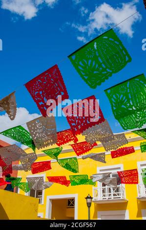 Le Papel Picado mexicain est décoré sur une rue à San Miguel de Cozumel sur l'île de Cozumel près de Cancun dans l'état de Quintana Roo, péninsule du Yucatan, Banque D'Images