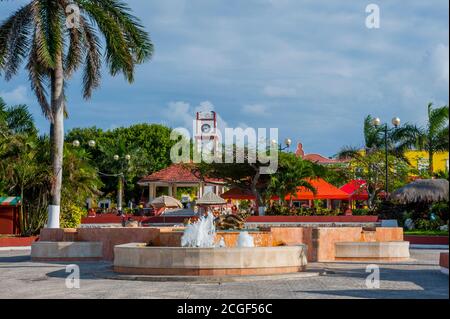 Une fontaine sur la Plaza Punta Langosta à San Miguel de Cozumel sur l'île de Cozumel près de Cancun dans l'état de Quintana Roo, péninsule du Yucatan, Mexique. Banque D'Images