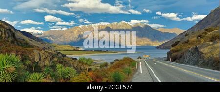 Magnifique vue panoramique sur le lac Hawea, les routes de descente vers la mer et les montagnes le soir et ciel bleu nuageux à Wanaka en Nouvelle-Zélande Banque D'Images