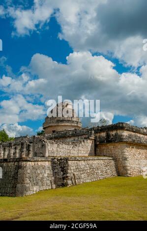Vue sur le bâtiment circulaire El Caracol, l'observatoire de la zone archéologique de Chichen Itza (site du patrimoine mondial de l'UNESCO) sur le Yucatan Peninsul Banque D'Images