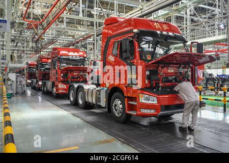 Beijing, province chinoise de Jilin. 1er septembre 2020. Les employés travaillent dans un atelier d'assemblage de FAW-Volkswagen automobile Co., Ltd. À Changchun, capitale de la province de Jilin, dans le nord-est de la Chine, le 1er septembre 2020. Selon les sources de l'entreprise, First Automotive Works (FAW) Group Co., Ltd., premier constructeur automobile en Chine, a vendu 314,454 000 véhicules en août, en hausse de 14 % par rapport à l'année précédente. Credit: Zhang Nan/Xinhua/Alay Live News Banque D'Images