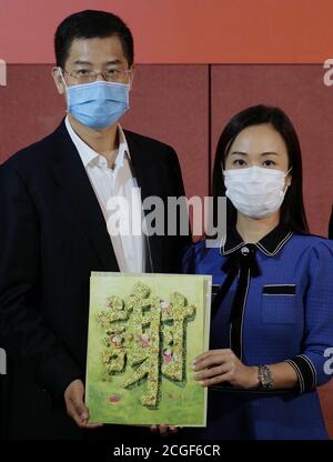 Hong Kong, Chine. 10 septembre 2020. Un représentant de la région administrative spéciale de Hong Kong (HKSAR)(R) présente une carte de remerciement à un membre de l'équipe de soutien aux tests d'acide nucléique du continent à Hong Kong, dans le sud de la Chine, le 10 septembre 2020. POUR ALLER AVEC 'les membres LegCo de Hong Kong visite continent COVID-19 équipe de test" crédit: Wang Shen/Xinhua/Alay Live News Banque D'Images