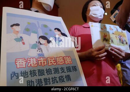 Hong Kong, Chine. 10 septembre 2020. Des représentants de la région administrative spéciale de Hong Kong (HKSAR) présentent des cartes de remerciement aux membres de l'équipe de soutien aux tests d'acide nucléique du continent à Hong Kong, dans le sud de la Chine, le 10 septembre 2020. POUR ALLER AVEC 'les membres LegCo de Hong Kong visite continent COVID-19 équipe de test" crédit: Wang Shen/Xinhua/Alay Live News Banque D'Images