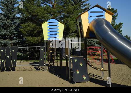 Équipement de jeu et d'escalade dans une aire de jeux pour enfants un parc de la ville Banque D'Images