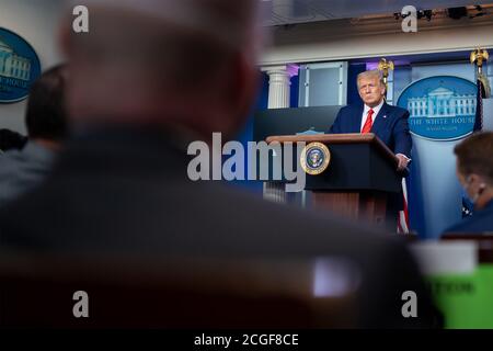 Le président Donald J. Trump écoute la question d’un journaliste lors d’une conférence de presse tenue le lundi 31 août 2020 dans la salle d’information de la presse James S. Brady de la Maison Blanche. Banque D'Images