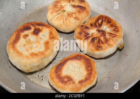 quatre morceaux de bhatura frits dans une casserole avec foyer sélectif Banque D'Images