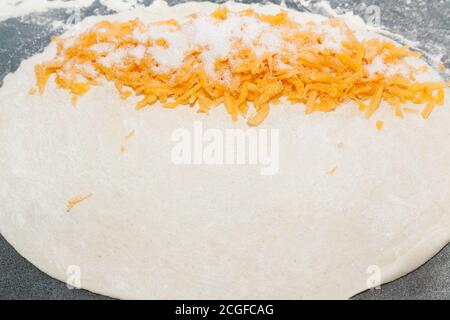 Pâte fine roulée avec citrouille et sucre râpés Banque D'Images