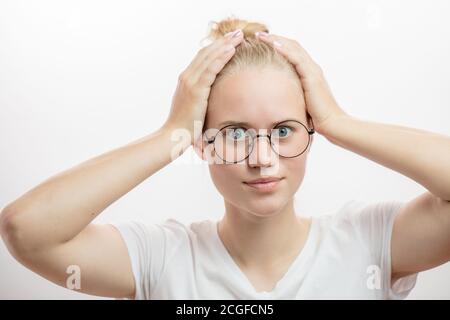 Jeune femme européenne ayant mal de tête, se sentant fatiguée ou malade, tenant les doigts sur ses temples. Gros plan monochrome d'une femme stressée essayant de rela Banque D'Images