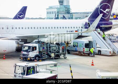 Ravitaillement d'un avion à un aéroport Banque D'Images