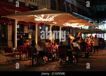 Vous pourrez dîner aux Tutton sur la piazza à Covent Garden, Londres. Les citoyens d'Angleterre seront interdits de se réunir par groupes de plus de six à partir de lundi, alors que les ministres tentent de s'attaquer au nombre croissant de cas de coronavirus au Royaume-Uni. Banque D'Images