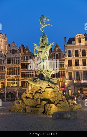 Brabo Fontaine et guildhouses Grand-place Anvers Belgique Banque D'Images