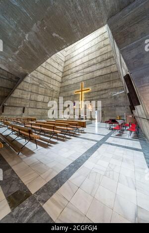 Coin salon avec vue sur l'autel. Superbe design géométrique unique Architecture de style brutaliste à l'intérieur de la seule église catholique Banque D'Images