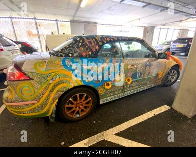 Voiture Saab personnalisée décorée par voiture près d'Aldi, Nord-Ouest Londres Banque D'Images