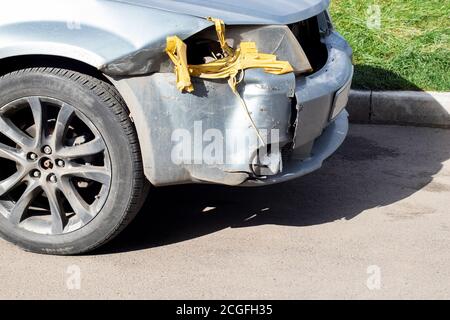 Voiture cassée dans une rue de la ville. S'est écrasé devant la voiture. Véhicule endommagé par accident Banque D'Images