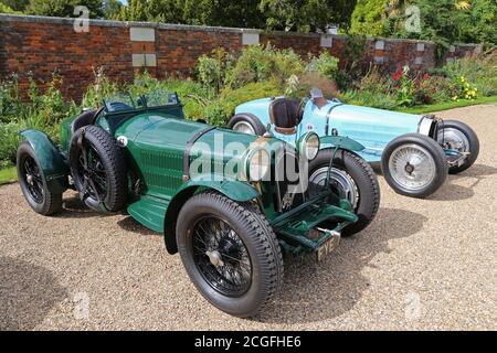 Alfa Romeo 8C 2300 Monza (1933) et Bugatti Type 59 (1934), expositions car Club, Concours of Elegance 2020, Hampton court Palace, Londres, Royaume-Uni, Europe Banque D'Images