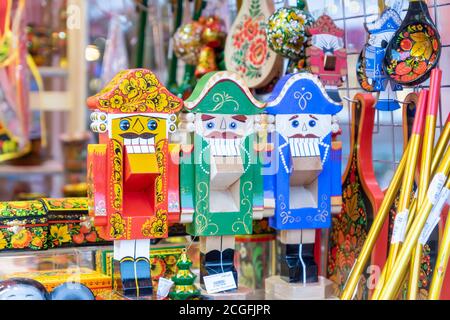 MOSCOU,RUSSIE - 18 décembre 2019: Ensemble de biscuits muscrackers en bois de chritmas sur l'étagère. Marché de Noël traditionnel Banque D'Images