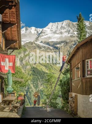 Lauterbrunnen, Suisse - 5 août 2020 : charmante petite auberge de montagne à Mürren, un village traditionnel de montagne Walser dans les Highlands bernois Banque D'Images