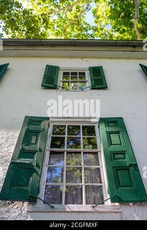 Maison coloniale américaine historique avec de belles boiseries et des fenêtres anciennes. Construction de cheville en bois visible dans les cadres, ainsi que l'aspect ondulé de l'anti Banque D'Images