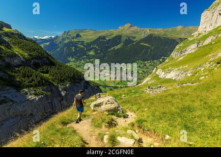 Grindelwald, Suisse - 6 août 2020 : les gens aiment faire de la randonnée dans l'après-midi sur les sentiers menant à Grindelwald dans l'Oberland bernois. Banque D'Images