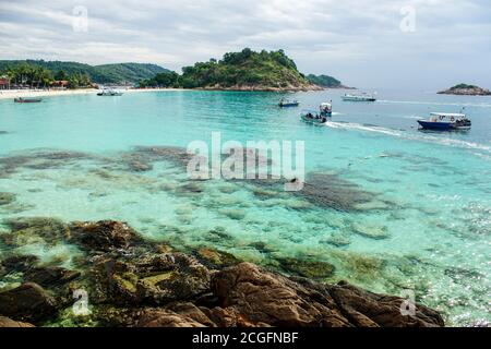 Des eaux claires et bleues incroyables sur une île tropicale Malaisie avec des bateaux de pêche occupés à ferrer les touristes pour le saut de l'île Banque D'Images