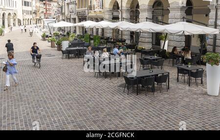 Udine, Italie. 10 septembre 2020. Vue panoramique sur les bars le long de la rue Mercatovecchio à Udine Banque D'Images