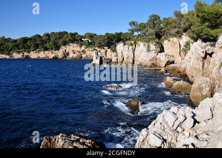 France, côte d'azur, Cap d'Antibes, la baie du milliardaire est accessible par le sentier côtier qui part à l'anse avec une plage de galets. Banque D'Images