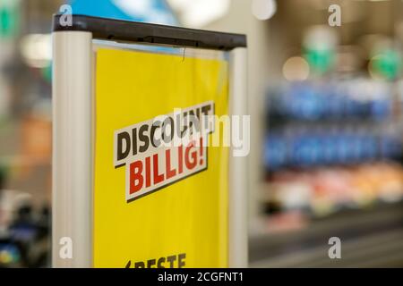 Potsdam, Allemagne. 10 septembre 2020. Un panneau avec l'empreinte de réduction Billig! Dans le grand magasin Kaufland à la gare centrale de Potsdam. Credit: Gerald Matzka/dpa-Zentralbild/ZB/dpa/Alay Live News Banque D'Images