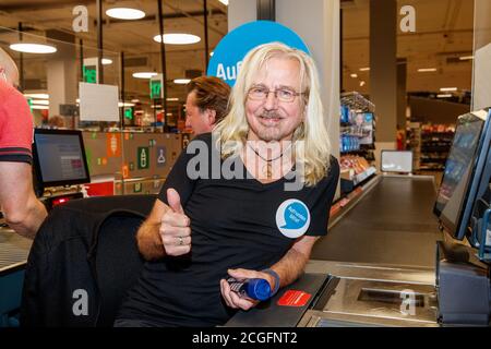 Potsdam, Allemagne. 10 septembre 2020. Bernd Römer (Carat) s'engage à aider les personnes socialement défavorisées, et pour la campagne « Deutschland rundet auf », les membres du groupe s'assoient à la caisse et collectent de l'argent dans le grand magasin Kaufland de la gare centrale de Potsdam. Credit: Gerald Matzka/dpa-Zentralbild/ZB/dpa/Alay Live News Banque D'Images