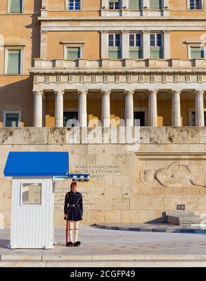 Garde d'Evzone devant la tombe du soldat inconnu à Athènes, Grèce. Banque D'Images