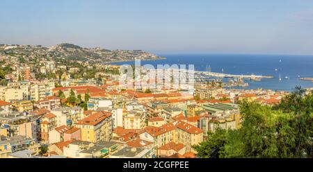 Vue panoramique sur la ville de Sanremo, Ligurie, Italie montrant la vieille ville de la Pigna et le nouveau port. Photo prise de el Santuario Madonna Della Costa sur une colline A. Banque D'Images