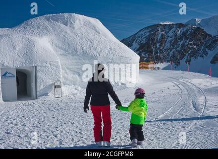 Igloo dans les montagnes, station de ski de Kaprun, glacier de Kitzsteinhorn. Autriche Banque D'Images