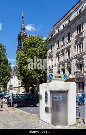 toilettes publiques, en arrière-plan l'église des trois Rois Banque D'Images