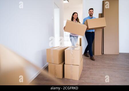Déplacement familial transportant des boîtes dans une nouvelle maison Banque D'Images