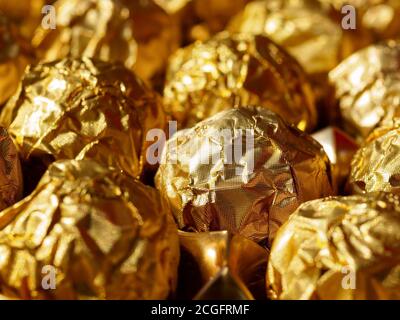 Bonbons au chocolat dans un emballage d'or, bonbons au chocolat doux. Banque D'Images