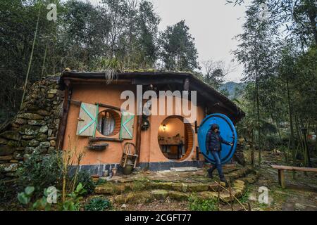 (200911) -- HANGZHOU, le 11 septembre 2020 (Xinhua) -- UNE maison de rock est vue dans l'ancienne ville de Heqiao à Hangzhou, capitale de la province de Zhejiang en Chine orientale, le 19 décembre 2018. Au cours des 15 dernières années, guidé par la conviction que « les eaux lucides et les montagnes luxuriantes sont des atouts précieux », un grand nombre de villages de la province de Zhejiang ont subi des transformations environnementales, attirant des investissements de capitaux à la campagne et conduisant au développement du tourisme d'origine. En tant que pionnier et explorateur dans le développement des affaires de la maison en Chine, Zhejiang s'efforce d'être le Banque D'Images