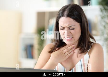 Femme stressée souffrant de mal de gorge se plaignant à la maison Banque D'Images