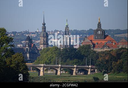 Dresde, Allemagne. 11 septembre 2020. Le matin, vue sur le Ständehaus (l-r), le Hausmannsturm, la Hofkirche dans la vieille ville et la Chancellerie d'État dans la nouvelle ville. Credit: Robert Michael/dpa-Zentralbild/ZB/dpa/Alay Live News Banque D'Images