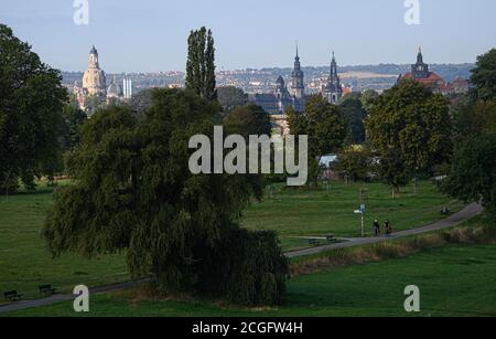 Dresde, Allemagne. 11 septembre 2020. Le matin, les cyclistes peuvent se déplacer sur la piste cyclable de l'Elbe. En arrière-plan, vous pourrez voir la Frauenkirche (l-r), le dôme de l'Académie des Arts, le Ständehaus, le Hausmannsturm, la Hofkirche dans la vieille ville et la chancellerie d'État dans la nouvelle ville. Credit: Robert Michael/dpa-Zentralbild/ZB/dpa/Alay Live News Banque D'Images