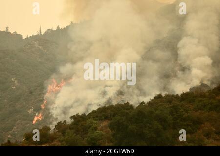 Los Angeles, États-Unis. 11 septembre 2020. Wildfire est vu dans la forêt nationale d'Angeles, Monrovia, Los Angeles, États-Unis, 10 septembre 2020. Depuis août, les autorités ont déclaré jeudi que les feux de forêt ont brûlé un nombre record de 3.1 millions d'acres (12,525 kilomètres carrés) de terres dans l'État de Californie aux États-Unis. Credit: Xinhua/Alay Live News Banque D'Images