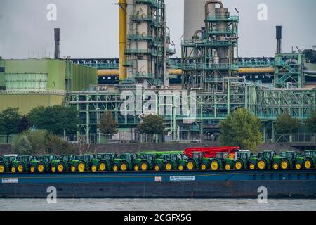 Tracteur, tracteurs, machines agricoles, sur le chemin de Rotterdam, cargo, rouler sur le rouleau de fret sur le Rhin près de Duisburg, NRW, Allemagne Banque D'Images