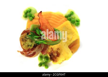 rouleau de bacon avec légumes de printemps isolés sur fond blanc Banque D'Images