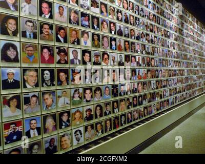 NATIONAL SEPTEMBRE 11 MEMORIAL & MUSEM. LE MUR AVEC LES VISAGES DES FEMMES ET DES HOMMES QUI SONT MORTS PENDANT L'ATTAQUE TERRORISTE Banque D'Images