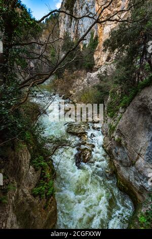 La rivière Aterno coule tueusement dans les gorges de San Venanzio Banque D'Images