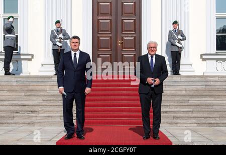 Berlin, Allemagne. 11 septembre 2020. Zoran Milanovic (l), Président de la Croatie, est accueilli par le Président fédéral Frank-Walter Steinmeier au Palais Bellevue. L'ancien Premier Ministre (2011-2016) est Président de la République de Croatie depuis février 2020. Credit: Bernd von Jutrczenka/dpa/Alamy Live News Banque D'Images